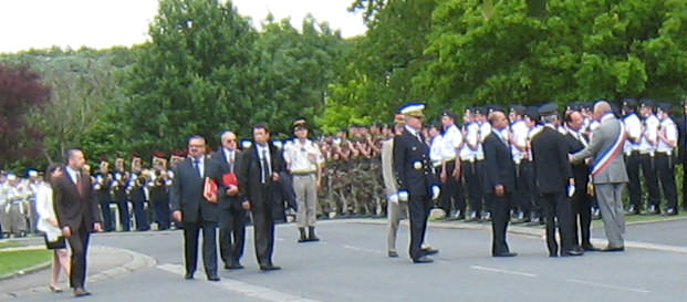 François Hollande accueilli par Jean Luc Adelaide, maire de Ranville, le 6 juin 2012